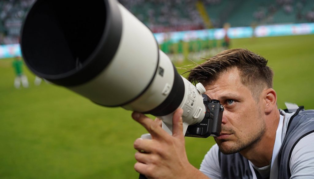 N/z. Maciej Gillert fotografujący Sony a9 z obiektywem Sony 500mm f/4 fot. Rafał Gąglewsi / mediapictures.pl