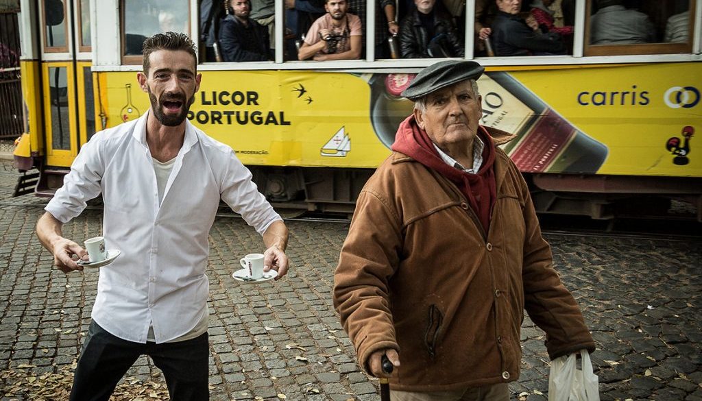 portugalia, lizbona, cembrzyński, ignay, kelner niosący pica,