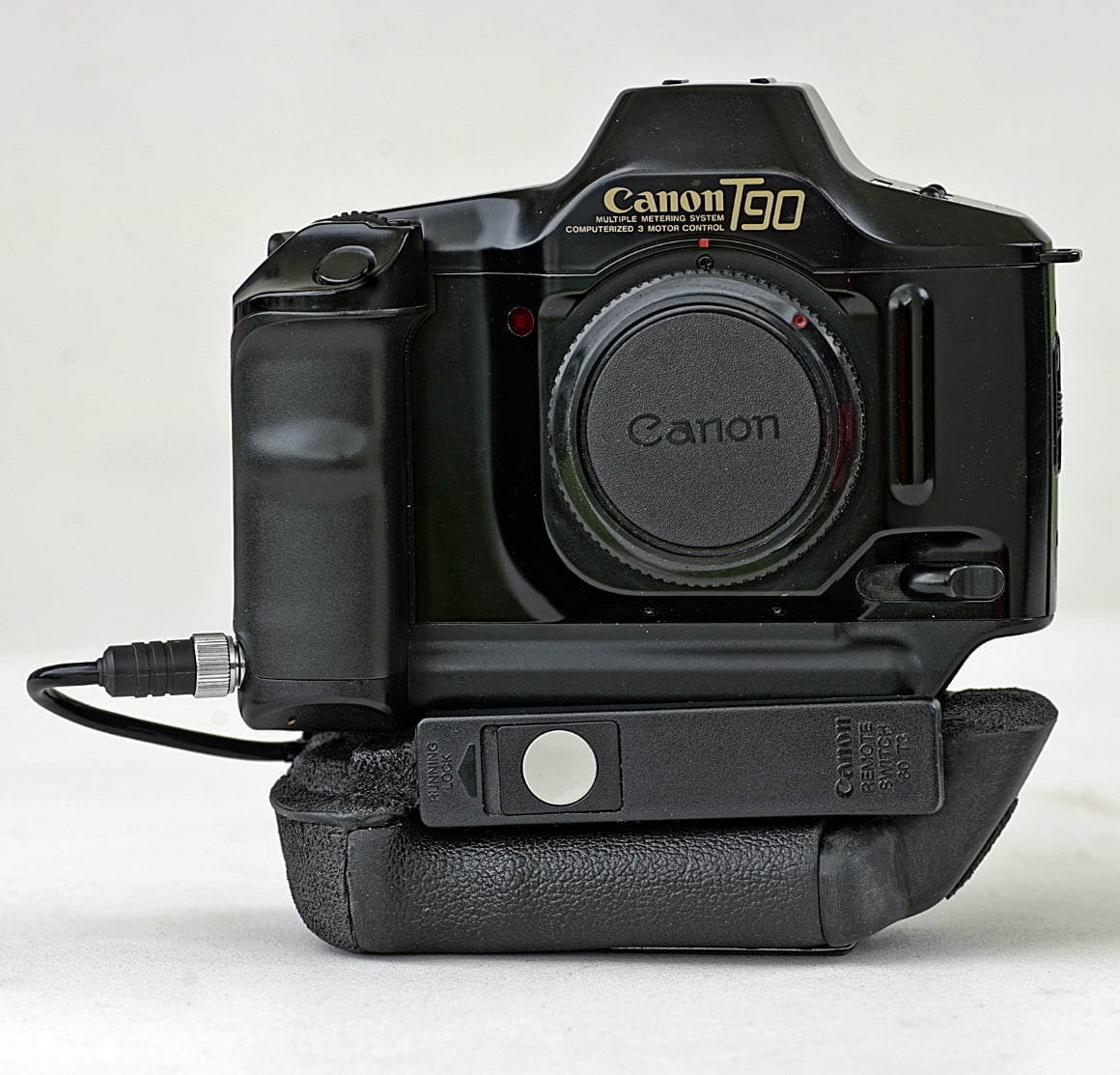 Canon T90 z dołączonym uchwytem pionowym
