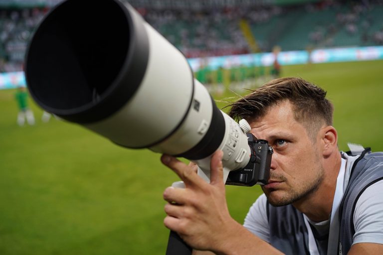 N/z. Maciej Gillert fotografujący Sony a9 z obiektywem Sony 500mm f/4 fot. Rafał Gąglewsi / mediapictures.pl