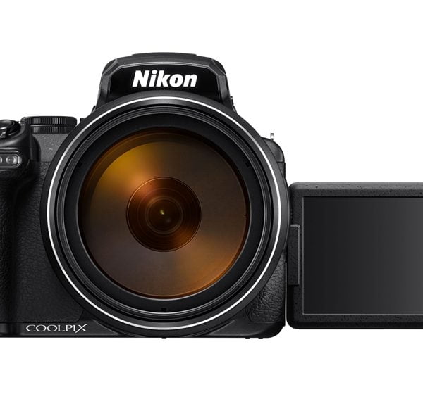 Nikon Coolpix P1000 z ekstremalnym zoomem sięgającym ekwiwalentu ogniskowej 3000 mm