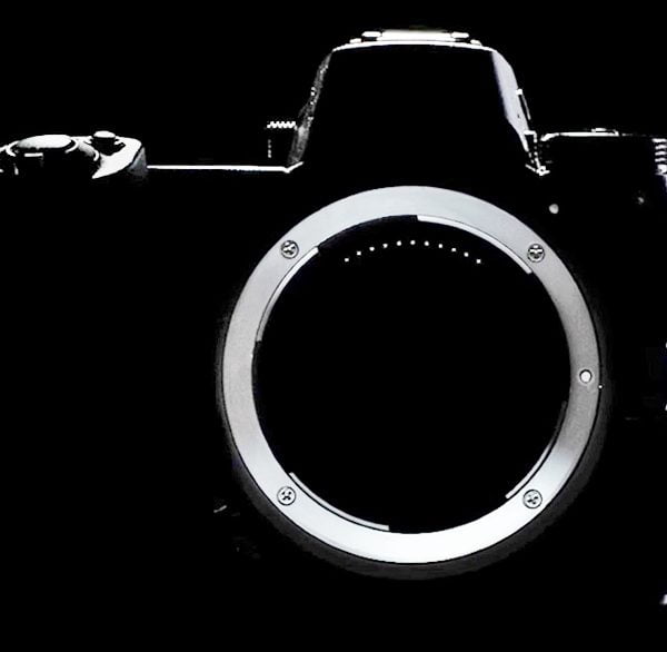 Nieco wyraźniejszy obraz zarysu korpusu i mocowania bagnetowego bezlusterkowca Nikon w najnowszej zajawce filmowej