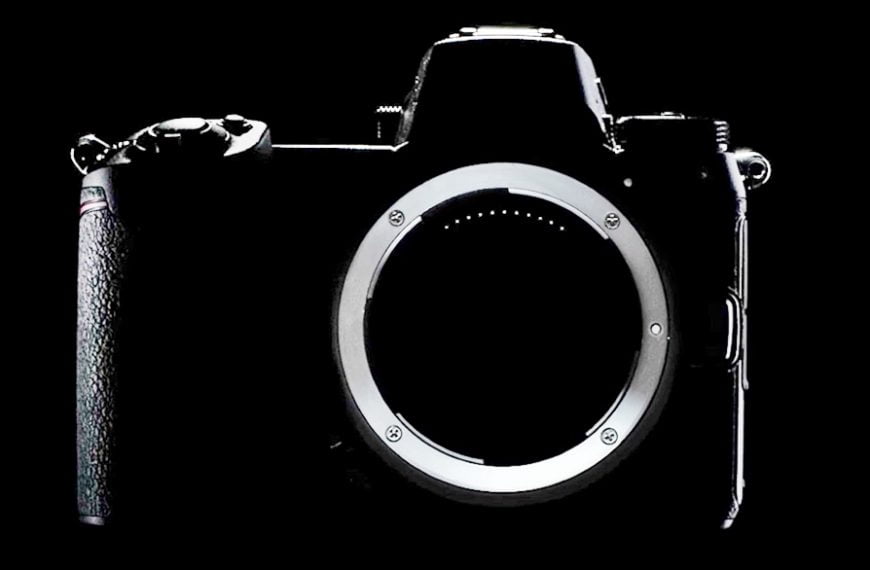 Nieco wyraźniejszy obraz zarysu korpusu i mocowania bagnetowego bezlusterkowca Nikon w najnowszej zajawce filmowej