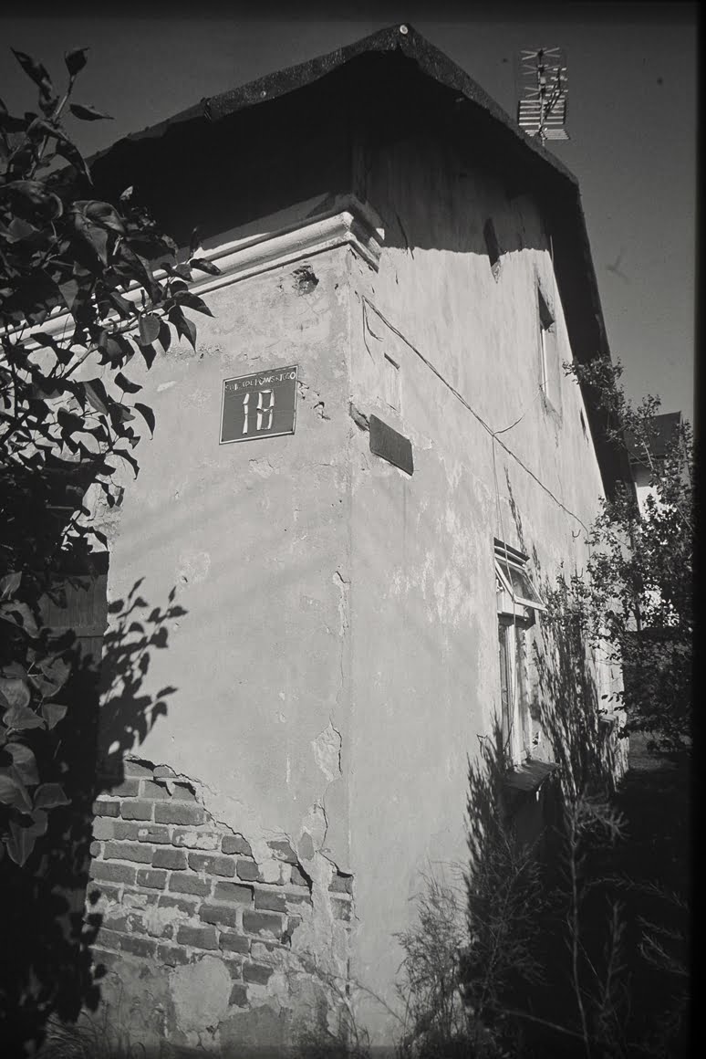 Canon-AE1-Old-House