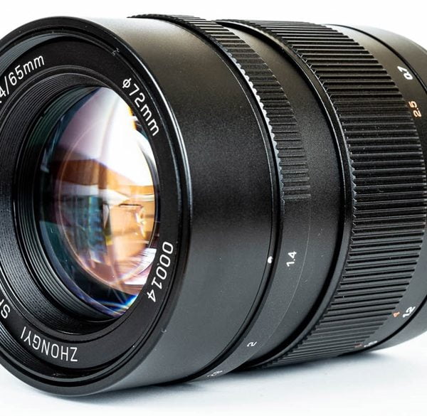 Firma Zhong Yi Optics wypuszcza na rynek obiektyw Mitakon Speedmaster 65 mm f/1,4 do aparatów Fujifilm GFX