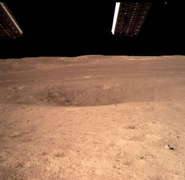 Chińczycy udostępniają pierwsze zdjęcie z niewidocznej z Ziemi strony Księżyca