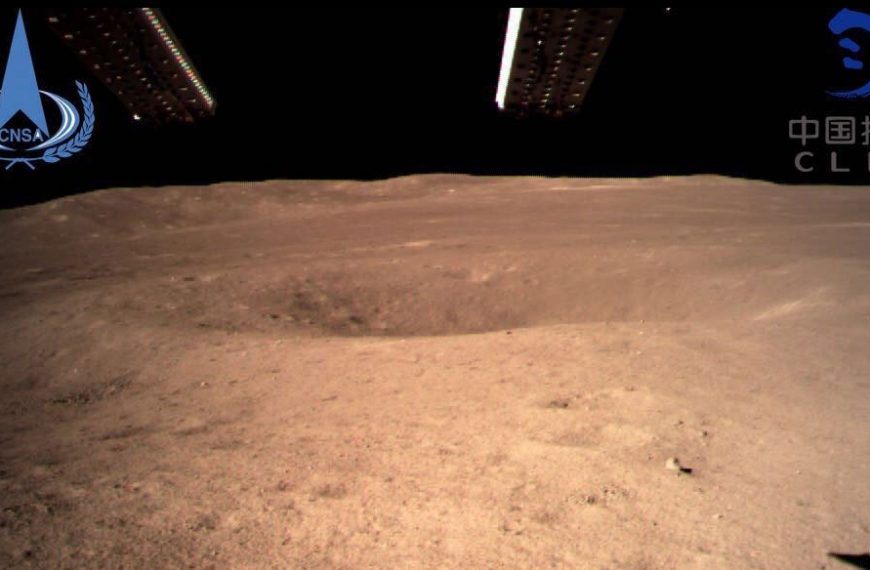 Chińczycy udostępniają pierwsze zdjęcie z niewidocznej z Ziemi strony Księżyca