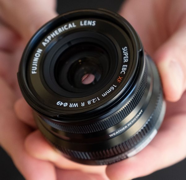 Uszczelniony obiektyw Fujifilm 16 mm f/2,8 pojawi się na rynku w marcu