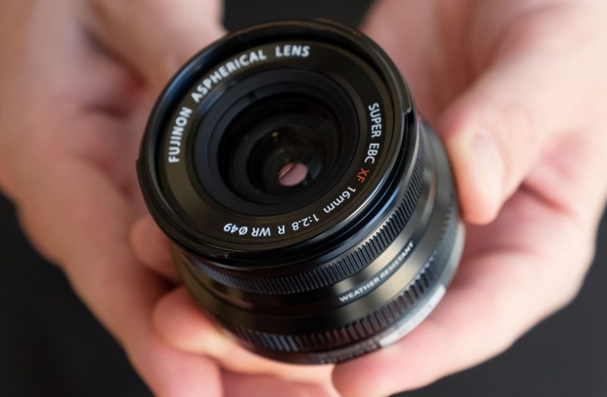 Uszczelniony obiektyw Fujifilm 16 mm f/2,8 pojawi się na rynku w marcu
