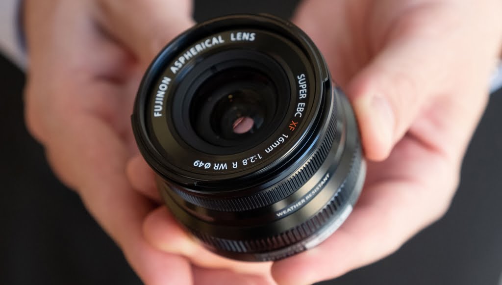 Uszczelniony obiektyw Fujifilm 16 mm f/2,8 pojawi się na rynku w marcu