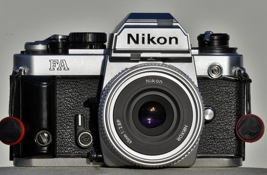 Nikon FA: program i pomiar matrycowy bez styków