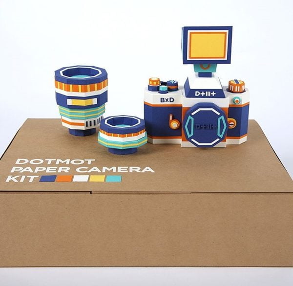 Projekt DOTMOT Paper Camera to papierowa replika lustrzanki z obiektywami i fleszem