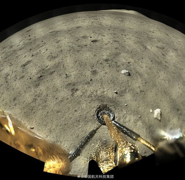 Barwne zdjęcie panoramiczne powierzchni Księżyca o wysokiej rozdzielczości z chińskiej sondy Chang’e-5