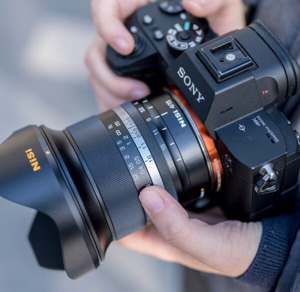 Pierwszy obiektyw firmy NiSi: pełnoklatkowy superszerokokątny obiektyw 15 mm f/4 mm “Sunstar” w mocowaniach Canon RF, Nikon Z, Fujifilm X oraz Sony E