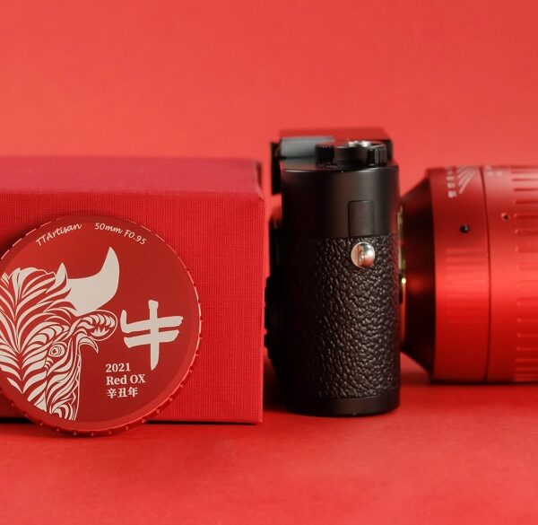 Jasnoczerwona wersja obiektywu TTArtisan 50 mm f/0,95 w mocowaniu Leica M z okazji Roku Bawoła