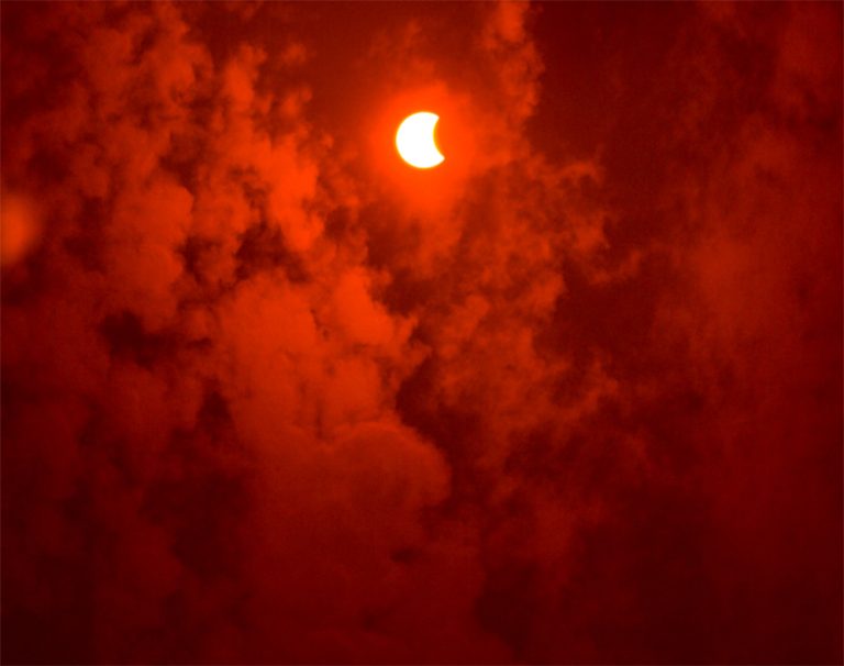 Częściowe zaćmienie słońca w dniu 25 października 2022 roku: dodajemy do zakupów specjalne okulary gratis.