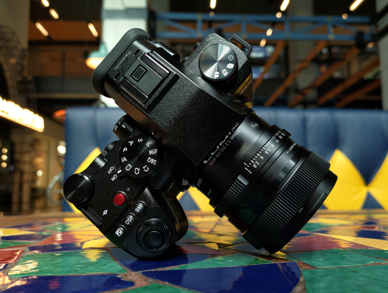 Sigma 50mm F2 DG DN Contemporary + Panasonic Lumix S5 II