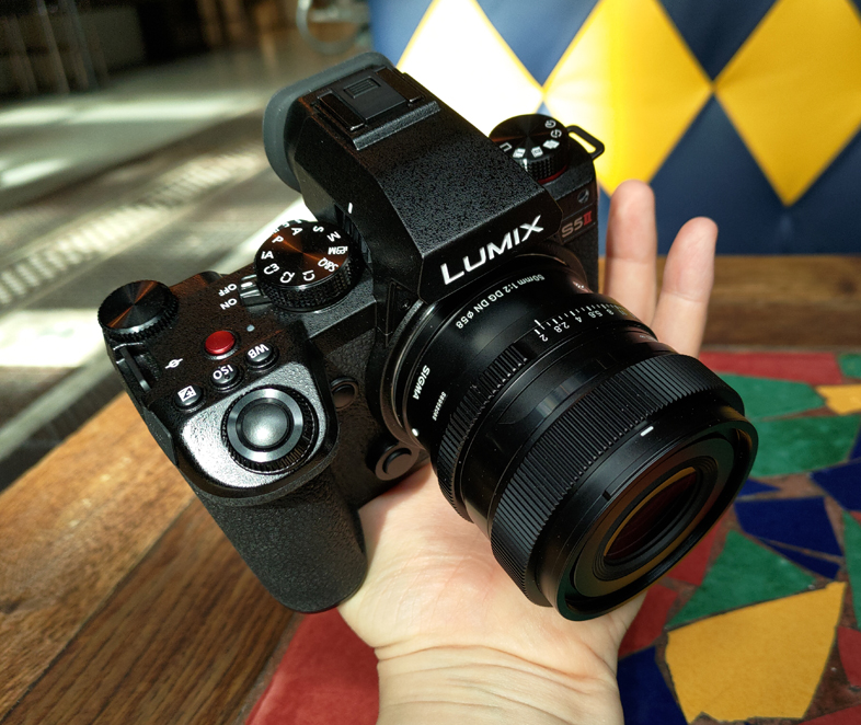 Sigma 50mm F2 DG DN Contemporary + Panasonic Lumix S5 II
