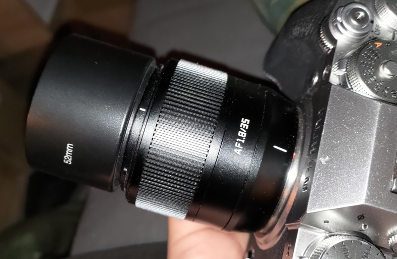 TTArtisan AF 35mm F1.8 APS-C z niededykowaną osłoną przeciwsłoneczną