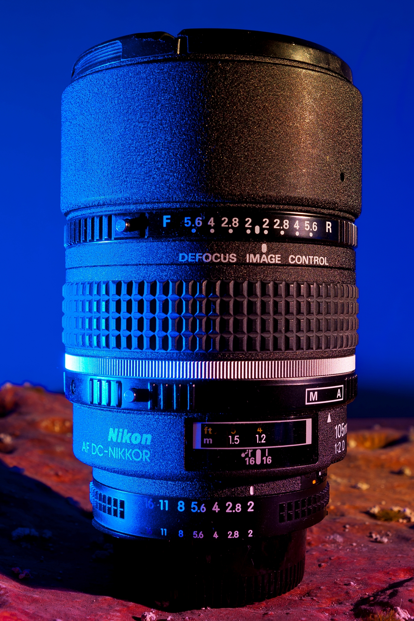 AF Nikkor 105mm F2D DC Side view