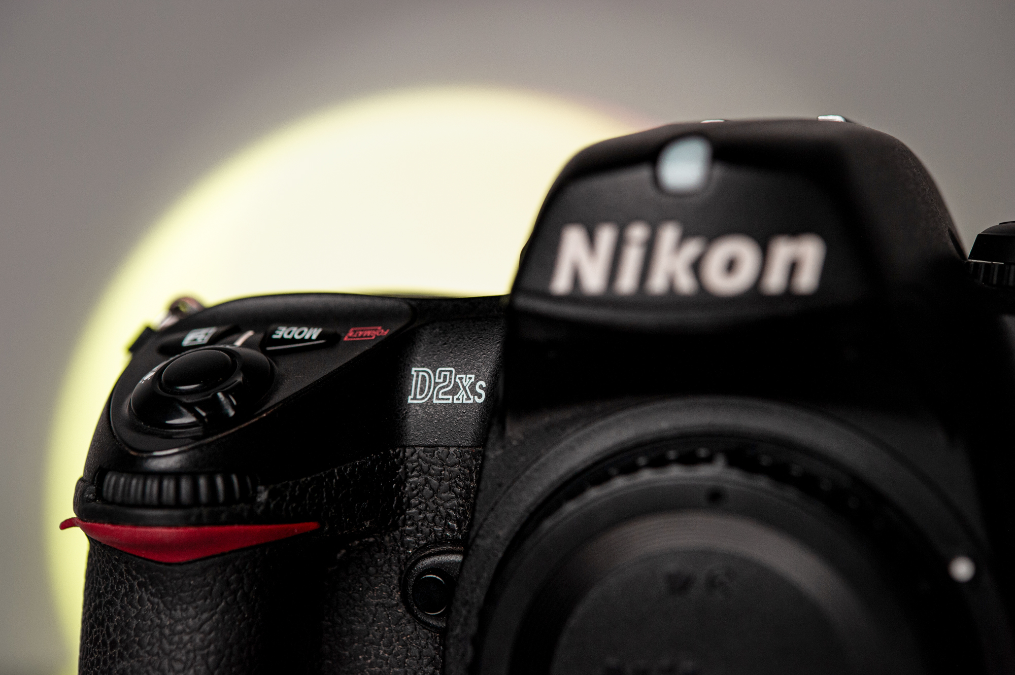 Nikon D2Xs APS-C z jednym z pierwszych przetworników CMOS, 12,4MP