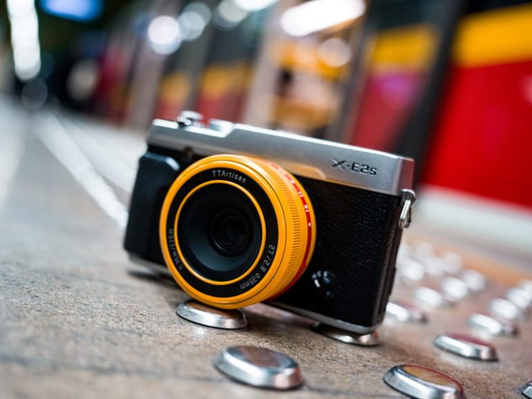 TTArtisan AF 27mm F2.8 FujiFilm FX Orange Limited tak się prezentuje na zdjęciach z body Fujifilm X-E2s