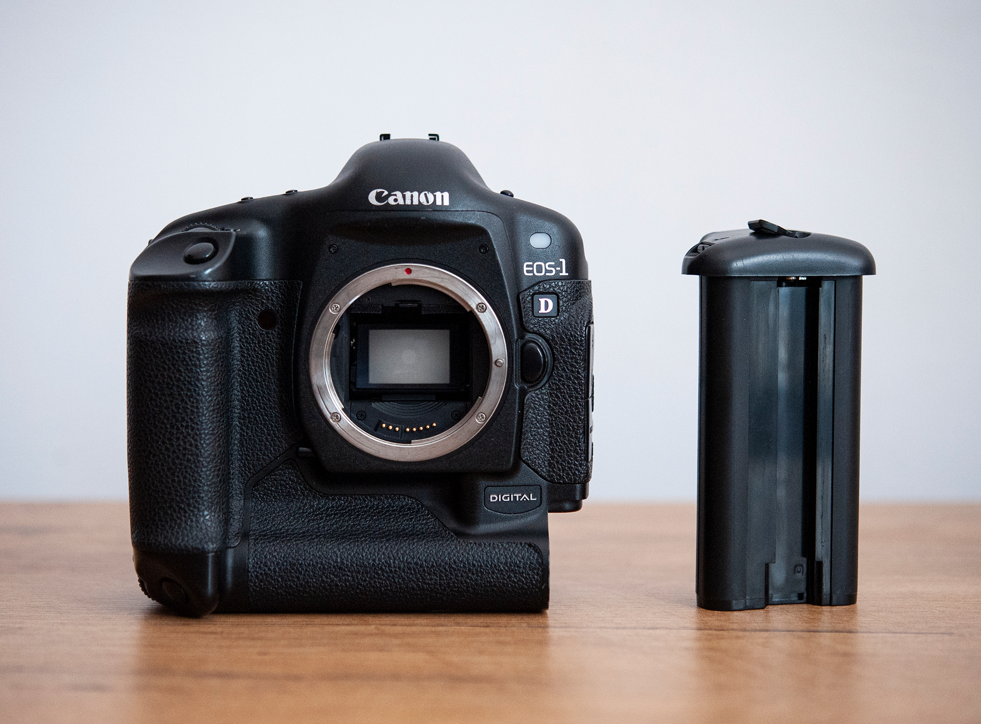 4,1 megapikselowy unikat - 23 letni Canon EOS 1D, przed którym klęka każdy flagowy smartfon w 2024r.