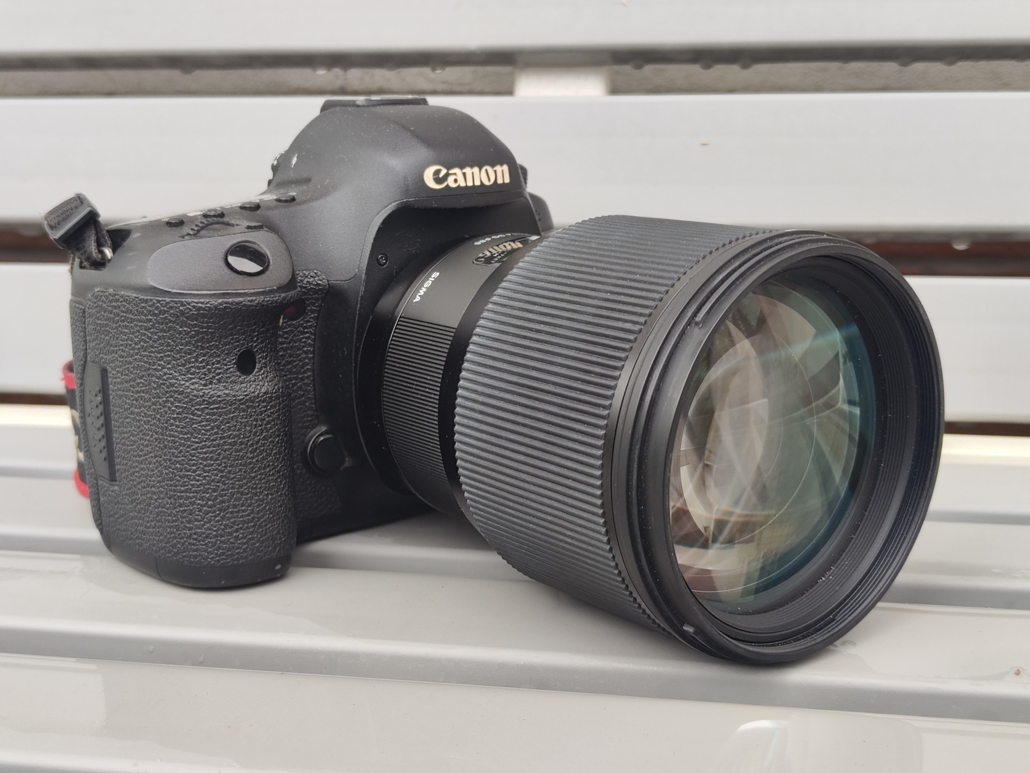 Sigma A 85mm F1.4 DG HSM Canon EOS 5D Mark III side