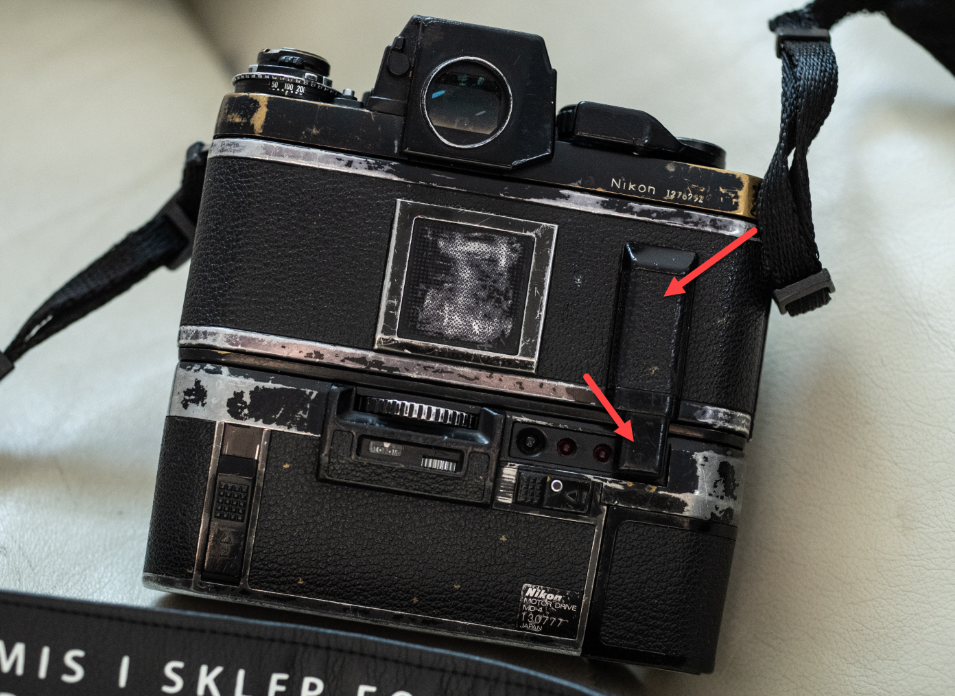 Na tylnej ściance Nikon F3 HP z silnikiem MD4 posiada takie wybrzuszenie, które po otwarciu klapki wyraźnie widać, że łączy się z motorem MD4. Jak pogrzebałem w Internecie, okazuje się, że to nie jest "standardowe" połączenie. Zazwyczaj klapka w Nikon F3 HP z silnikiem MD4 nie posiada tego połączenia, a w naszym modelu jest