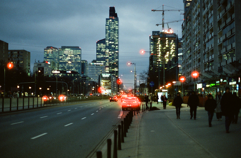 Absolutnie genialny film kinowy CineStill 800 Tungsten Xpro C-41 przeznaczony do światła żarowego na Nikon F5 i Zeiss Planar T* 50 F1.4 ZF.2