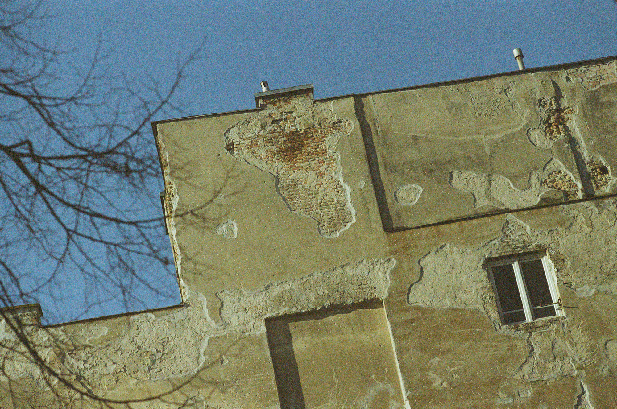 Zimno jak diabli, a ja dumnie kroczę z zawieszoną na szyi lustrzanką Nikon F3 HP z silnikiem MD4 z podpiętym obiektywem Nikkor 105mm F2.5 i z 20 letnim przeterminowanym filmem Kodak Gold 200