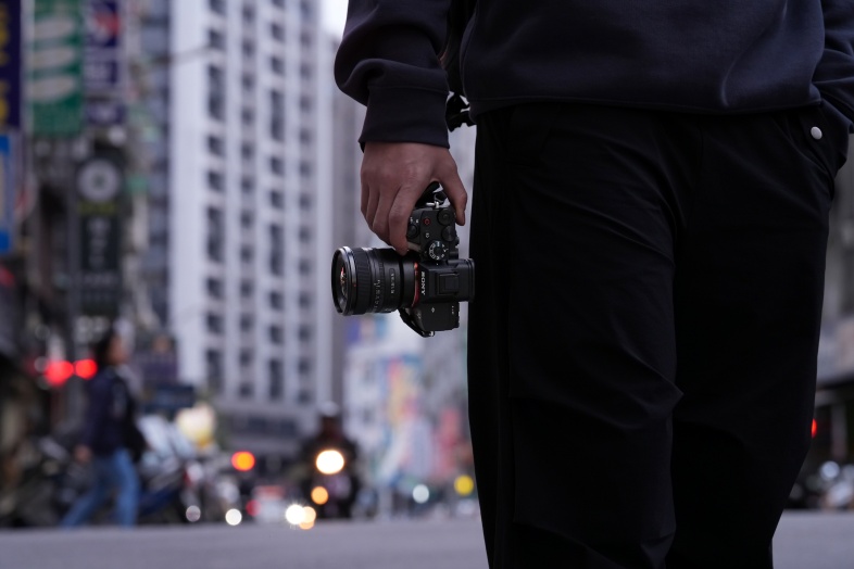 Sony FE 16mm F1.8 Main