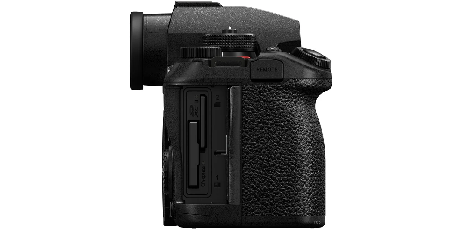 Lumix S1 II Body JackSideOpen