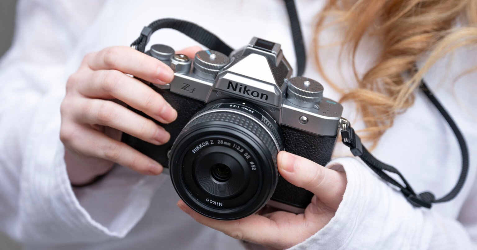 nikon-z-f-silver-edition-aparat-retro-staje-sie-jeszcze-bardziej-retro-i-otrzyma-nowa-funkcje-film-grain 3