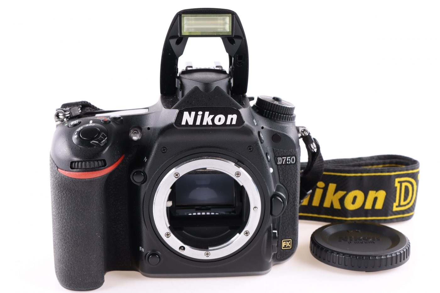 Nikon D750 z podniesionym fleszem