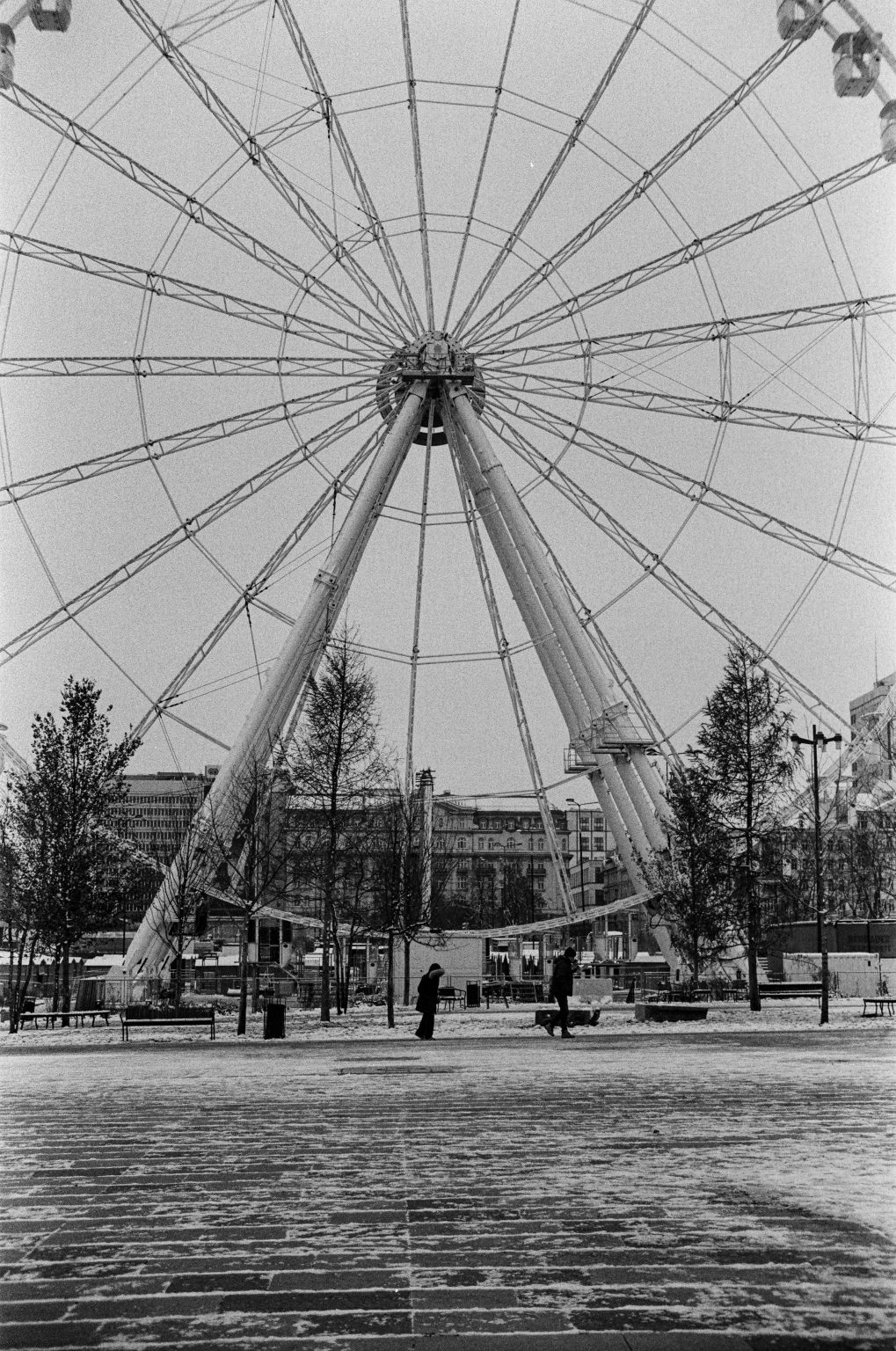 Galeria zdjęć przykładowych wykonana aparatem Leica M5, obiektywem TTArtisan 50mm F0.95 Leica M na filmie Ilford HP5