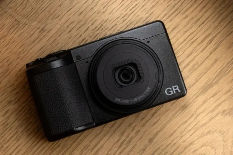 ricoh-gr-iv-hdf-street-photography-z-charakterem