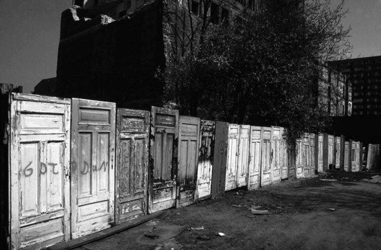 warszawa-czerni-bieli-felieton-pamiec-przemiany