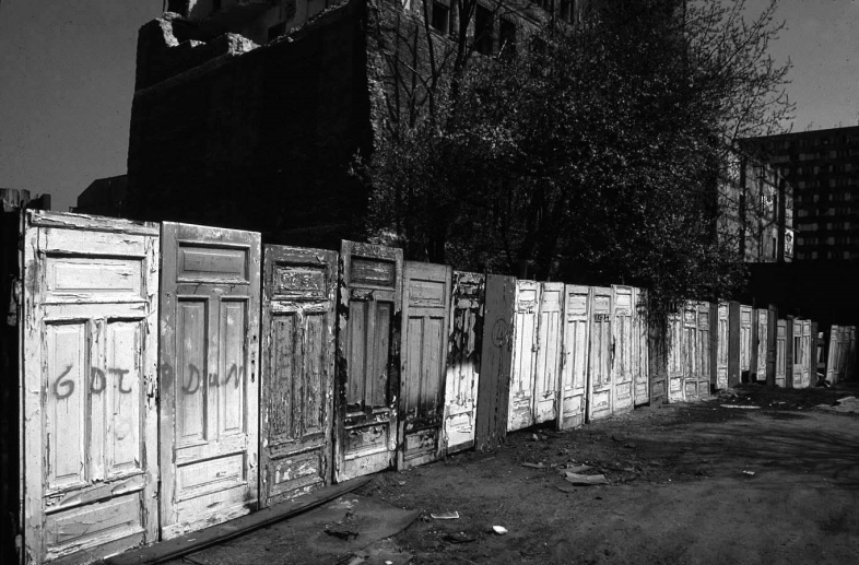 warszawa-czerni-bieli-felieton-pamiec-przemiany