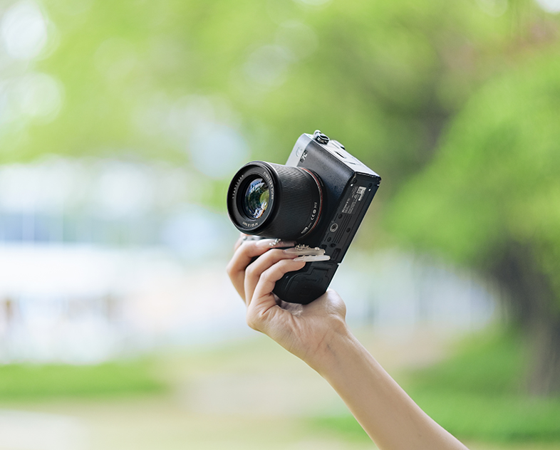 TTArtisan AF 50mm F1.8 Neo Premiera W Chinach Obrazek